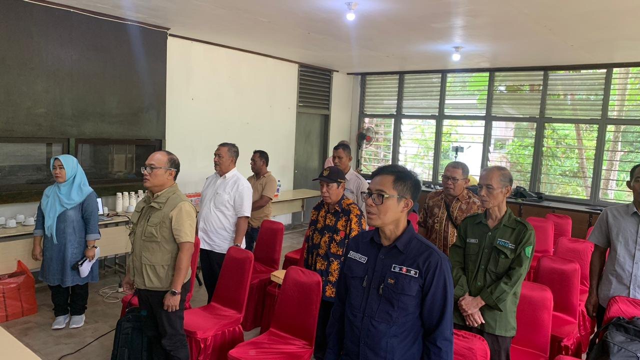 Peserta rangkaian sosialisasi KHDTK di ruang kegiatan Stasiun KHDTK Bukit Soeharto.