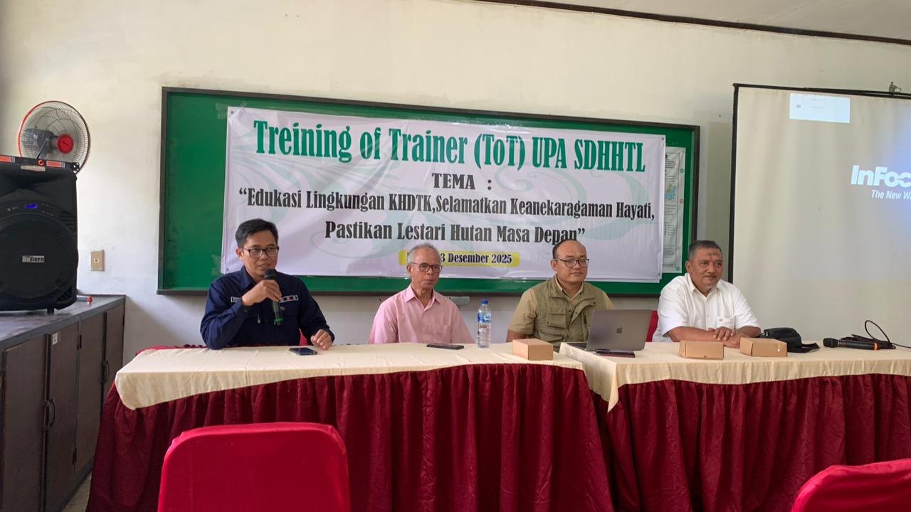 Sesi Training of Trainer UPA SDHHTL dengan banner edukasi lingkungan KHDTK.