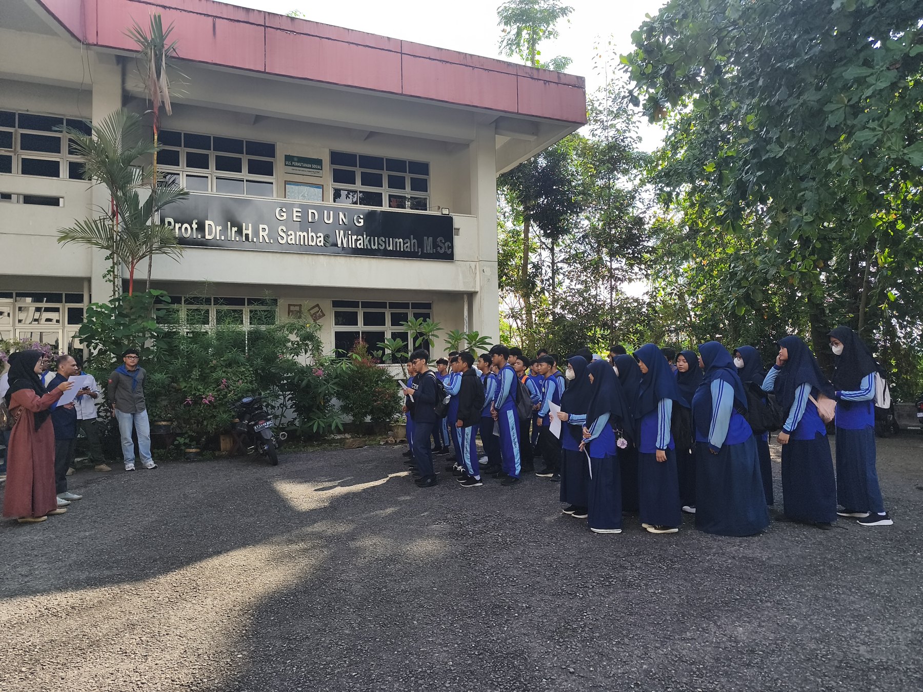 Dokumentasi kunjungan studi SMP Al Firdaus ke SDHHTL, 14 April 2026.